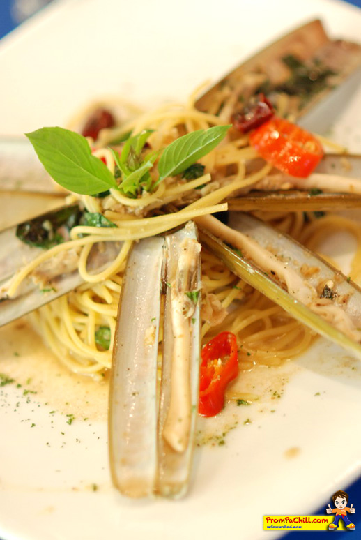 Spaghetti With Live French Razor Clam in White Wine Sauce 