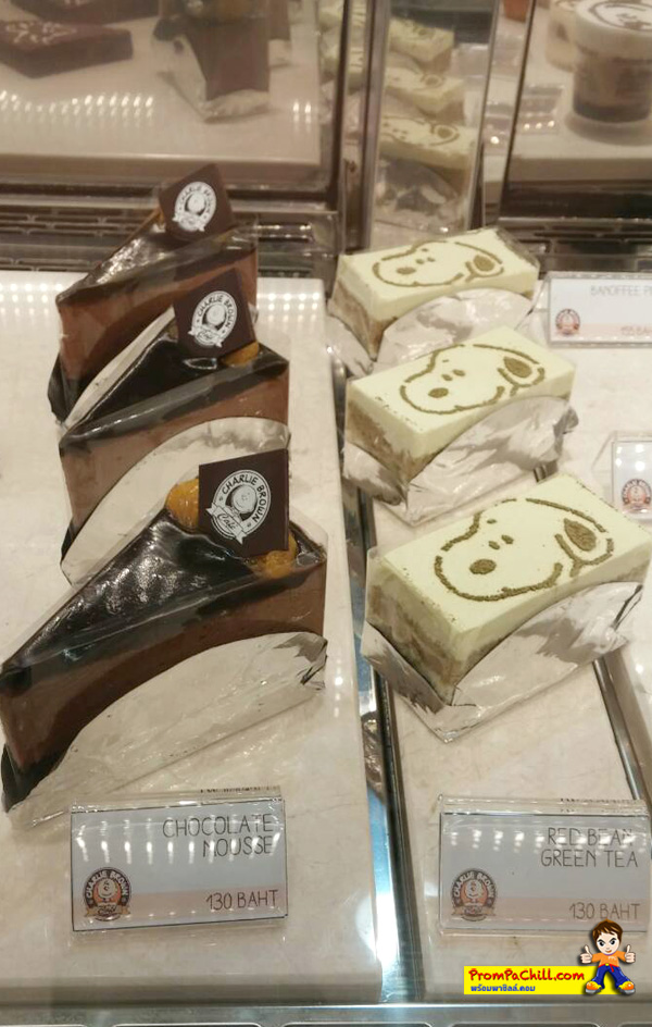 รายการเมนูขนมเค้ก และ ช็อคโกแล็ต ภายในร้านCharlie Brown Cafe Thailand