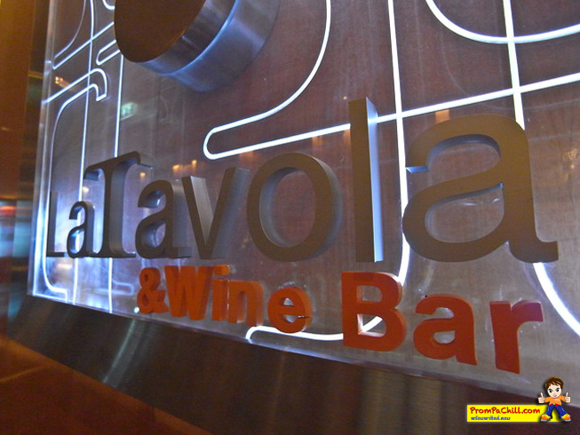 ห้องอาหารอิตาเลียน ลา ทาโวล่า แอนด์ ไวน์ บาร์  "La Tavola & Wine Bar" 